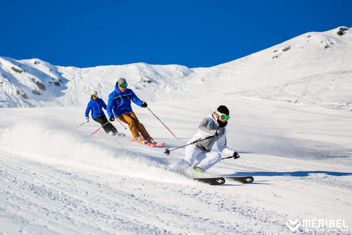 how many calories do you burn skiing? Family downhill skiing together 